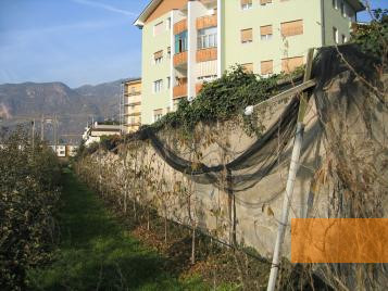 Bild:Bozen, 2004, Umgrenzungsmauer und neue Häuserblocks im Inneren des ehemaligen Lagers, Marcello Pezzetti