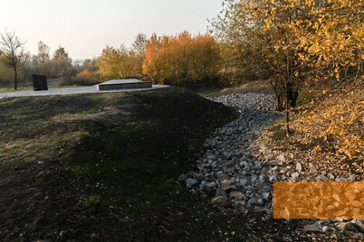 Bild:Chashyn, 2019, Steine markieren die Umrisse des Massengrabs, Stiftung Denkmal, Anna Voitenko