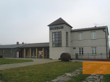 Bild:Posen-Żabikowo, 2011, Das Museumsgebäude, Muzeum Martyrologiczne w Żabikowie