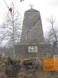 Bild:Stara Gradiška, 2007, Das verfallene Denkmal aus den 1950er Jahren, Vjeran Pavlaković