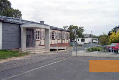 Bild:Schwalmstadt, 2002, Die Gedenkstätte mit ehemaligen Baracken (heute Wohnhäuser) im Hintergrund, Gedenkstätte und Museum Trutzhain, Waltraud Burger