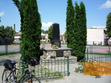 Bild:Trawniki, 2009, Denkmal für die ermordeten Juden, Tomasz Kowalik