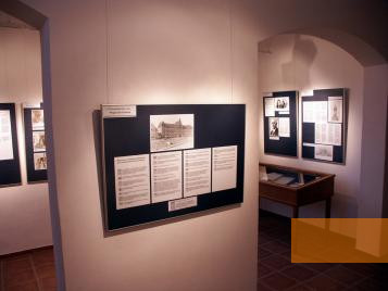 Bild:Lüneburg, 2007, Innenaufnahme der Bildungs- und Gedenkstätte mit Blick auf die Dauerausstellung, Raimond Reiter