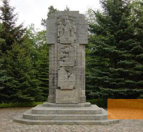 Bild:Neuburxdorf, 2004, Das 1944 von französischen Kriegsgefangenen errichtete Denkmal auf dem Kriegsgefangenenfriedhof, Graham Johnson
