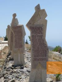 Bild:Amiras, o.D., Die auf den Figuren angebrachten Tafeln mit den Namen der Ermordeten, www.kreta-wiki.de, Anette Windgasse