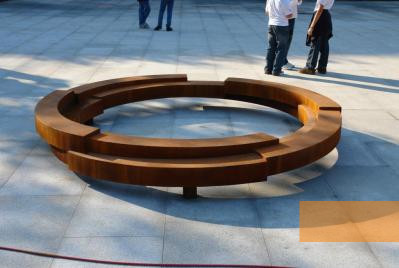 Bild:Bukarest, 2009, Ein Rad aus Cortenstahl in Erinnerung an die ermordeten Roma, Stiftung Denkmal