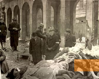 Bild:Budapest, 1945, Nach der Befreiung des Ghettos betrachten Mitglieder einer Kommission die Leichen im Hof der Synagoge, Magyar Nemzeti Múzeum