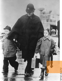 Bild:Harwich, 1938, Ein Polizist begleitet zwei Kinder nach ihrer Ankunft in England, Bundesarchiv, Bild 183-S69273