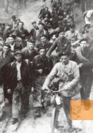 Bild:O.O., Mai 1945, Eine Gruppe tschechischer Häftlinge aus dem KZ Sachsenhausen nach der Befreiung, Stiftung Brandenburgische Gedenkstätten