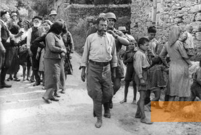 Bild:Kondomari, 1941, Griechische Zivilisten werden von Wehrmachtssoldaten abgeführt, Bundesarchiv, Bild 101I-166-0525-09, Franz Peter Weixler