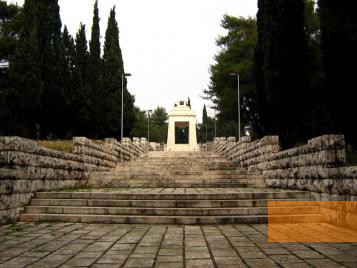 Bild:Podgorica, 2009, Zugang zum Denkmal, Alex Popov