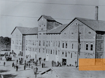 Bild:Les Milles, um 1941, Das Gebäude der Ziegelei, Fondation du camp des Milles-Mémoire et Éducation