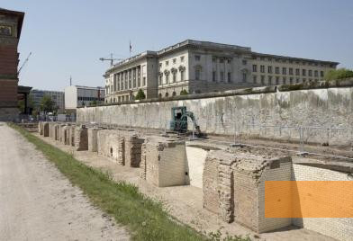 Bild:Berlin, Mai 2009, Freigelegte Kellermauerreste der ehemaligen Gestapo-Zentrale Prinz-Albrecht-Straße 8, dahinter Reste der Berliner Mauer, Bildwerk, Berlin