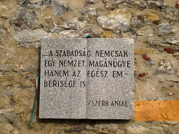 Bild:Balf, 2010, Gedenktafel beim Denkmal mit einem Zitat von Antal Szerb, Erzsébet Szabolcs
