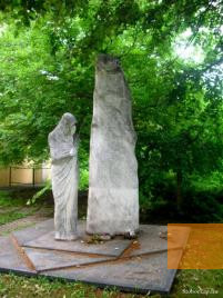Bild:Siófok, 2009, Denkmal für die Opfer des Zweiten Weltkrieges, www.szoborlap.hu, Ádám Szatmári