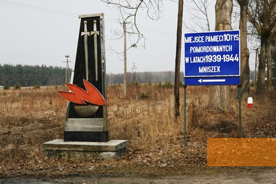Image: Mniszek, 2006, Signpost pointing to the memorial complex, T4 ResearchTeam