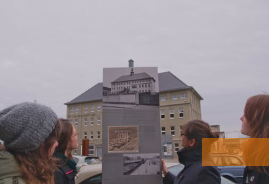 Bild:Erfurt, 2012, Eine Besuchergruppe in der Außenausstellung, Sammlung Erinnerungsort Topf & Söhne, Boris Hajduković