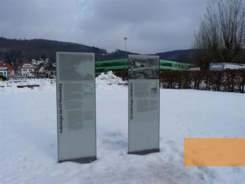 Bild:Hersbruck, 2010, Informationsstelen auf dem ehemaligen Lagergelände, Dokumentationsstätte KZ Hersbruck e.V.