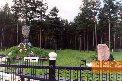 Bild:Bobruisk, 2004, Das Denkmal für die Opfer der Massenerschießungen, Stiftung Denkmal