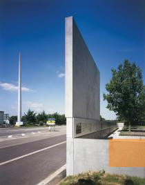 Bild:Saarbrücken, 2005, Ansicht des Denkmals »Hotel der Erinnerung«, links das 1947 aufgestellte Mahnmal, Stiftung Denkmal, Johannes-Maria Schlorke