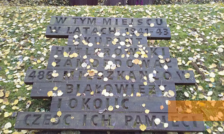 Bild:Bei Podolany, o.D., Inschrift des Denkmals an der ehemaligen Erschießungsstelle, www.jewish-bialowieza.pl