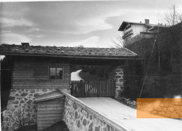 Bild:Berchtesgaden, zwischen 1933 und 1945, Die Einfahrt zum »Berghof«, rechts oben das Haus Adolf Hitlers, Bundesarchiv, Bild 183-1999-0412-502, Heinrich Hoffmann