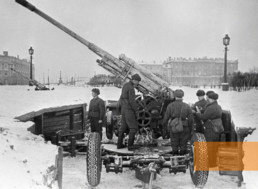 Bild:Leningrad, 1942, Eine Einheit der sowjetischen Luftabwehr bereitet sich auf den Kampf vor, RIA Novosti, Boris Kudojarow 