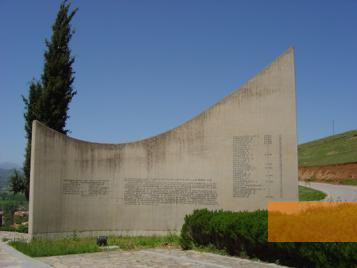 Bild:Kalavryta, 2004, Teil der Anlage mit den Namen der Erschossenen, Alexios Menexiadis