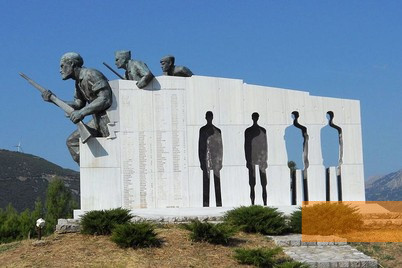 Bild:Distomo, 2011, Denkmal bei der Straße nach Athen, Albtalkourtaki