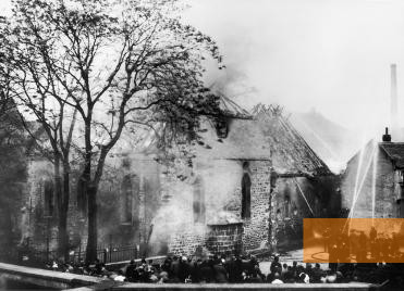 Bild:Worms, 1938, Anwohner und Schaulustige nach dem Novemberpogrom vor der noch brennenden »Alten Synagoge«, Stiftung Topographie des Terrors