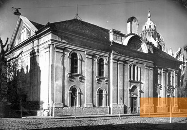 Bild:Szeged, 1947, Alte Synagoge der orthodoxen Gemeinde mit der Kuppel der Neuen Synagoge im Hintergrund, Fortepan,hu, No. 31411, Sammlung János Kozma