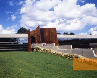 Bild:Oradour-sur-Glane, 2000, Gebäude der Gedenkstätte, CMO, Pierre Journou