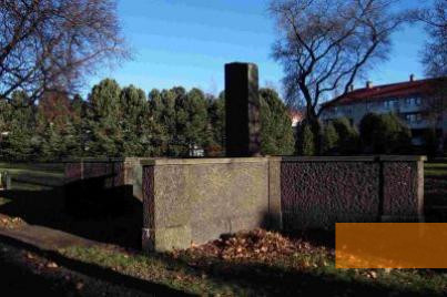 Bild:Oslo, 2001, Denkmal für die ermordeten Juden Oslos und Südnorwegens auf dem jüdischen Friedhof, Bjarte Bruland