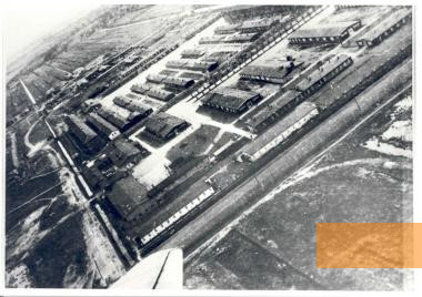 Bild:Neuengamme, 1947, Luftbild vom ehemaligen Lager, KZ-Gedenkstätte Neuengamme