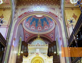 Bild:Budapest, 2005, Ansicht des Altars und der Orgel in der Großen Synagoge, Stiftung Denkmal