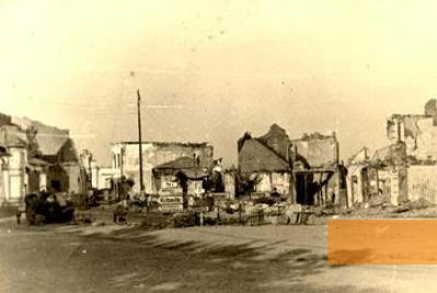 Image: Bălți, 1941, Destroyed houses following the German-Romanian invasion, Yad Vashem