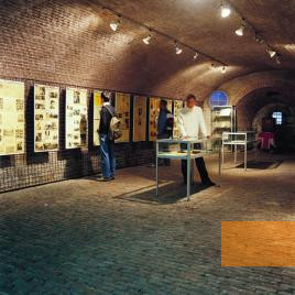 Bild:Huy, 2004, Blick in die Ausstellung, Fédération du Tourisme de la Province de Liège