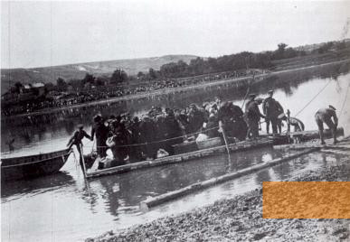 Bild:Ufer des Dnister, 1941/1942, Juden werden von rumänischen Truppen über den Fluss deportiert, Yad Vashem