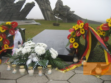 Bild:Kaunas, 2011, Gedenktafel für ermordete Berliner Juden am Tag ihrer Einweihung, Stiftung Denkmal