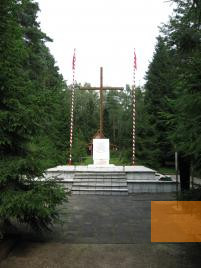 Bild:Wald von Bialutten, 2007, Denkmal für die Ermordeten, Beax