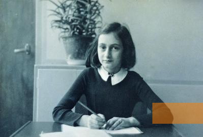 Bild:Amsterdam, o.D., Anne Frank am Schreibtisch, Anne Frank Haus Amsterdam/ANNE FRANK-Fonds/Basel