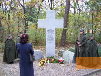Bild:Meseritz-Obrawalde, 2010, Gedenkveranstaltung auf dem Friedhof, Samodzielny Publiczny Szpital Dla Nerwowo i Psychicznie Chorych w Międzyrzeczu-Obrzycach