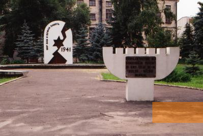 Bild:Balti, 2005, Gesamtansicht des Holocaustdenkmals im Stadtzentrum, Stiftung Denkmal