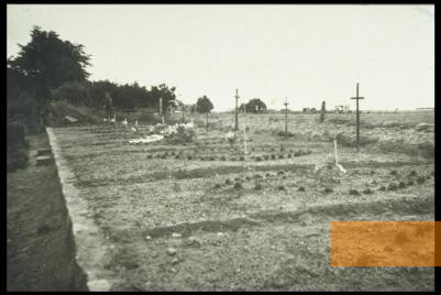 Bild:Ladelund, 1944, Die frischen Gräber der Toten aus dem KZ Ladelund 1944, KZ Gedenk- und Begegnungsstätte Ladelund