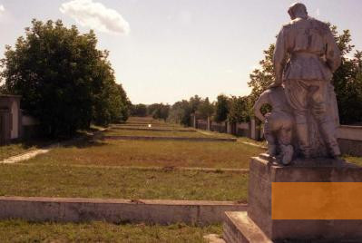Bild:Dubossary, 2005, Blick von der Skulpturengruppe über die Grabanlage, Stiftung Denkmal