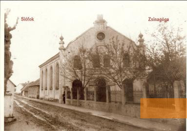 Bild:Siófok, o.D., Die einstige neologe Synagoge auf einer historischen Ansichtskarte, jewishpostcardcollection.com