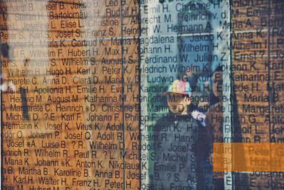 Bild:Andernach, 1996, Spiegelung des Betrachters in den Namen der Opfer, Paul Petzel