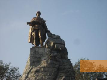 Bild:Seelow, 2009, Die 1945 aufgestellte Bronzeskulptur von Lew Kerbel, Stiftung Denkmal