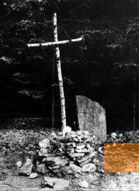 Bild:Hodonin, 1960er Jahre, Das 1946 aufgestellte Holzkreuz in Erinnerung an die »Opfer des Nazismus«, Archiv Muzea romské kultury