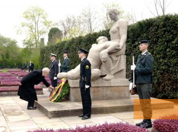 Bild:Kopenhagen, 2001, Bundespräsident Rau beim Gedenken an die dänischen Opfer des Nationalsozialismus, Bundespresseamt